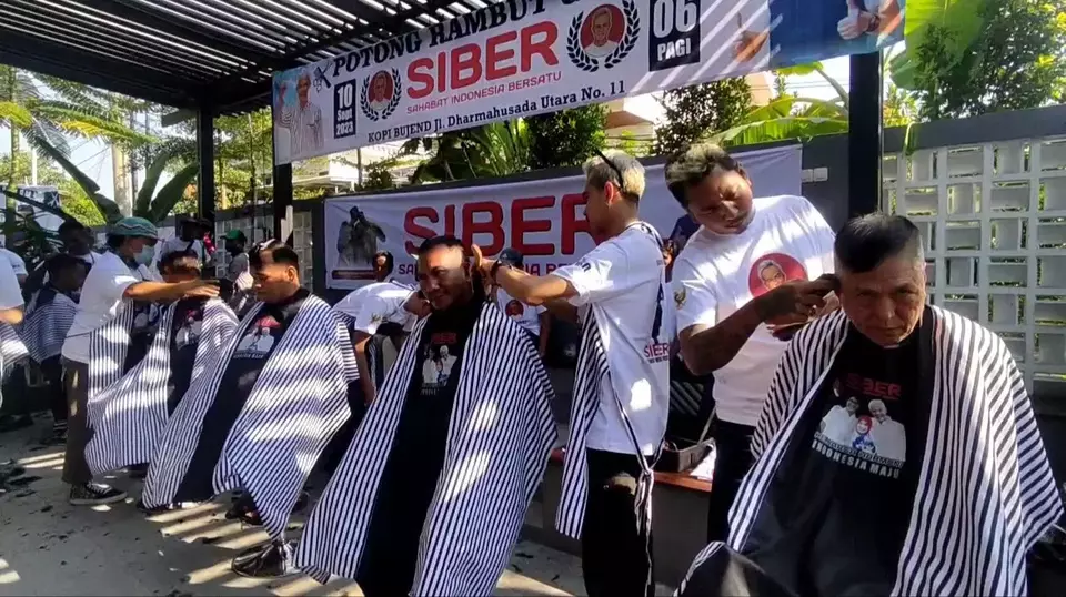 Relawan Ganjar Pranowo yang tergabung dalam Sahabat Indonesia Bersatu (Siber) menggelar potong rambut massal secara gratis, Minggu, 10 September 2023.
