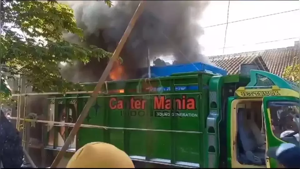 Tangkapan layar saat <em>sound system</em> raksasa atau <em>sound horeg</em> terbakar di Desa Mangaran, Kecamatan Ajung, Jember Sabtu, 9 September 2023. 