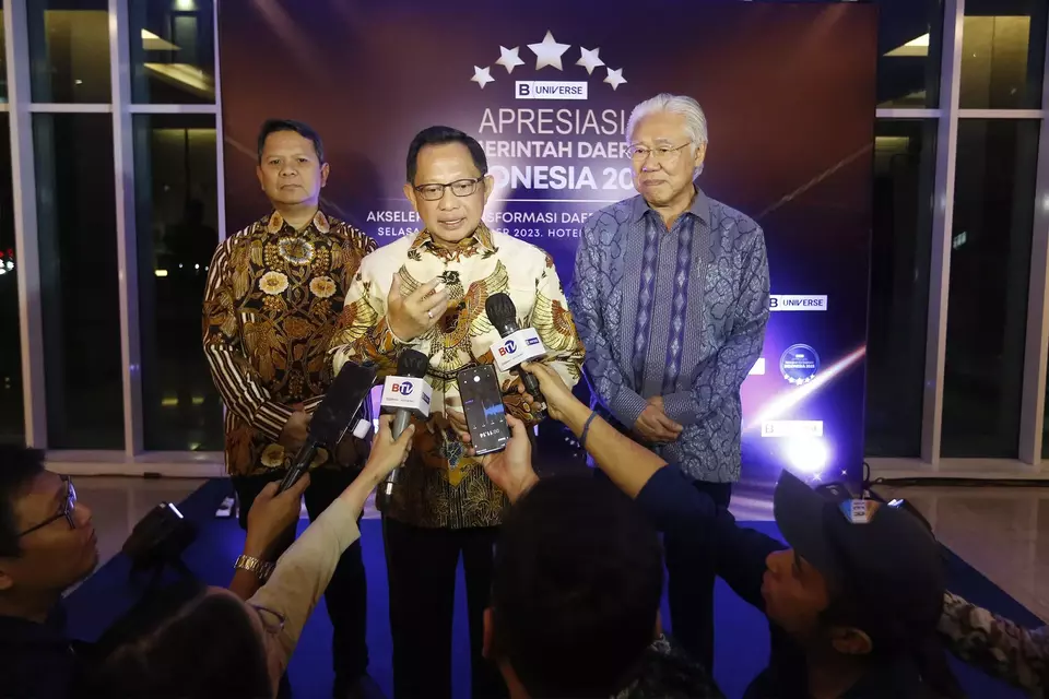 Menteri Dalam Negeri (Mendagri) Muhammad Tito Karnavian (tengah) memberikan keterangan didampingi oleh Chairman B Universe Enggartiasto Lukita (kanan) dan CEO B Universe Rio Abdurachman, saat acara Apresiasi Pemerintah Daerah Indonesia 2023, Jakarta, Selasa, 12 September 2023.