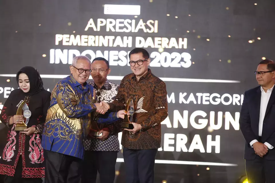 Bupati Minahasa Utara Joune Ganda saat menerima penghargaan Apresiasi Pemerintah Daerah Indonesia (APDI) 2023 di Hotel JS Luwansa, Selasa 12 September 2023.