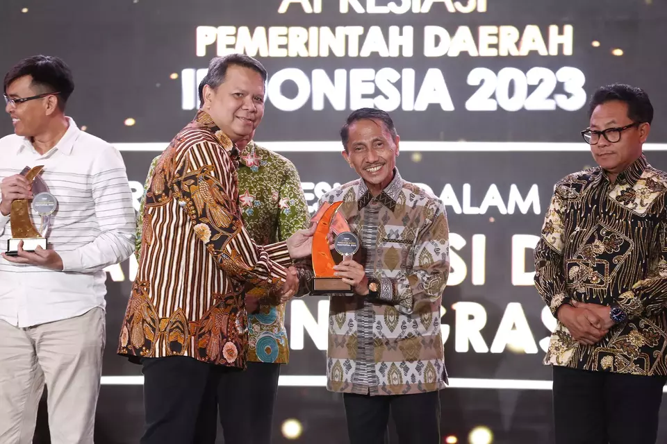 Bupati Gorontalo Nelson Pomalingo saat menerima penghargaan Apresiasi Pemerintah Daerah Indonesia (APDI) 2023 di Hotel JS Luwansa, Selasa 12 September 2023.