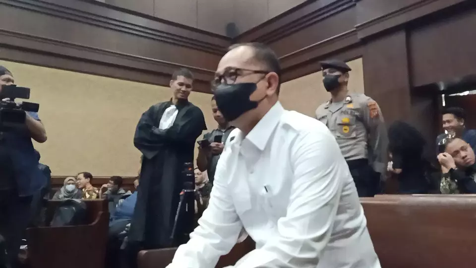 Rafael Alun Trisambodo menunggu dimulainya persidangan di Pengadilan Tipikor, Jakarta Pusat, Rabu, 13 September 2023.