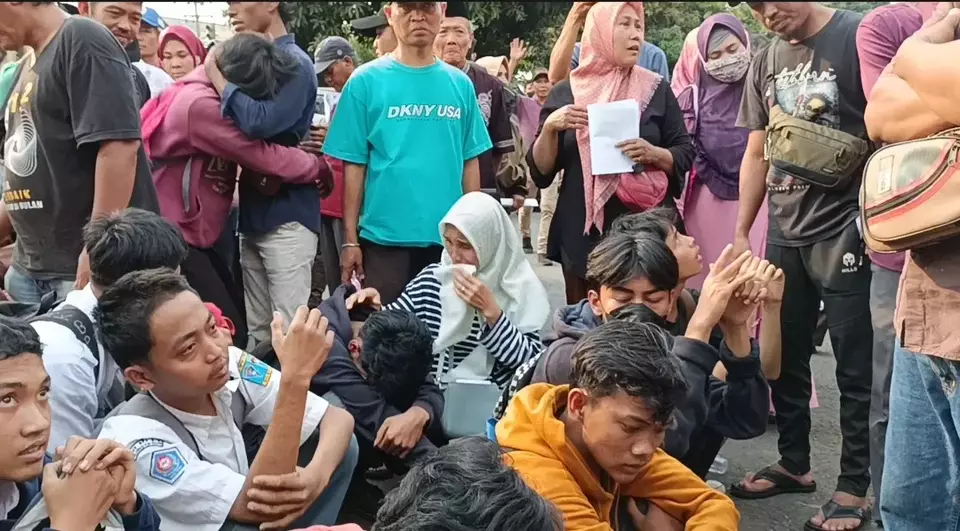 Puluhan pelajar menangis massal saat dipertemukan dengan orangtuanya di Polsek Cileungsi, Kecamatan Cileungsi, Kabupaten Bogor, Jawa Barat, Rabu, 13 September 2023.