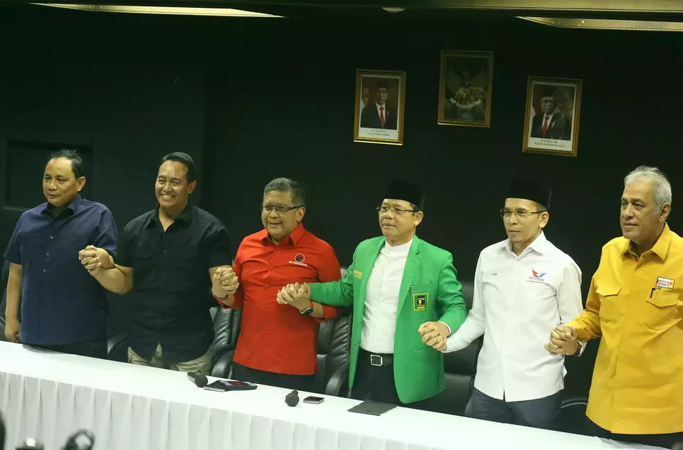 Sejumlah pimpinan partai koalisi pendukung Ganjar Pranowo, diantaranya ; Plt Ketua Umum Partai Persatuan Pembangunan (PPP) Muhamad Mardiono (tiga kanan), Sekjen PDI Perjuangan Hasto Kristiyanto (tengah), Sekjen Partai Hanura Kodrat Shah (kanan), Ketua Harian Nasional Perindo Tuan Guru Bajang Muhammad Zainul Majdi (dua kanan), dan Wakil Ketua Tim Pemenangan Nasional (TPN) Ganjar Pranowo, mantan Panglima TNI Andika Perkasa (dua kanan) dan mantan Wakapolri Gatot Eddy Pramono (kiri), berfoto bersama usai pertemuan di Kantor TPN Ganjar, Gedung High End, Jakarta, Rabu 13 September 2023.