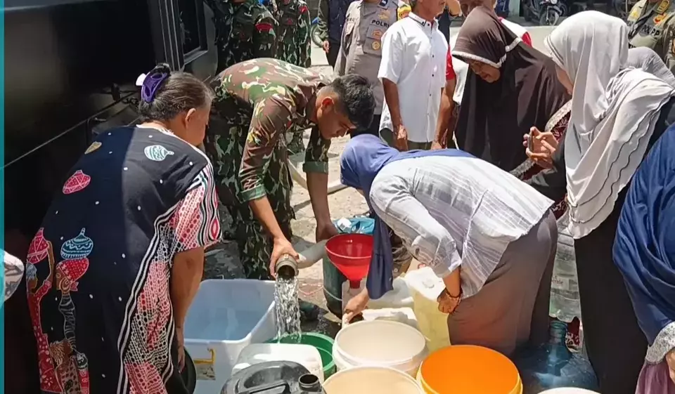 Puluhan warga di Kabupaten Bogor, Jawa Barat antusias mengantre air bersih yang disalurkan Brimob Cikeas menggunakan mobil water canon pada Rabu, 13 September 2023.