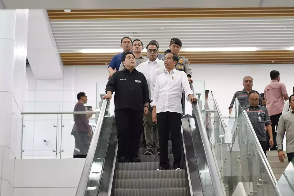 Menteri BUMN Erick Thohir mendampingi Presiden Joko Widodo melakukan uji coba Kereta Cepat Jakarta-Bandung, Rabu, 13 September 2023.