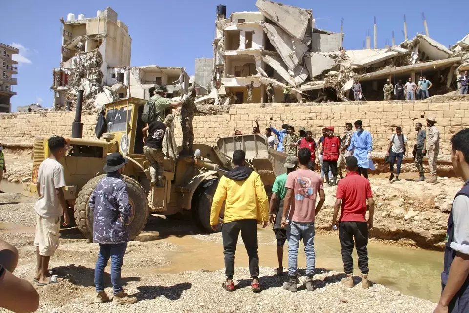 Warga mencari korban selamat di Kota Derna, Libia, Rabu 13 September 2023.