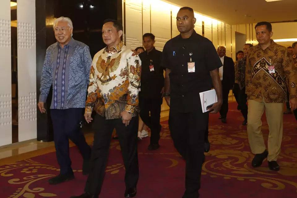 Chairman B Universe Enggartiasto Lukita (kiri) bersama Menteri Dalam Negeri (Mendagri) Muhammad Tito Karnavian, saat acara Apresiasi Pemerintah Daerah Indonesia 2023, Jakarta, Selasa, 12 September 2023.