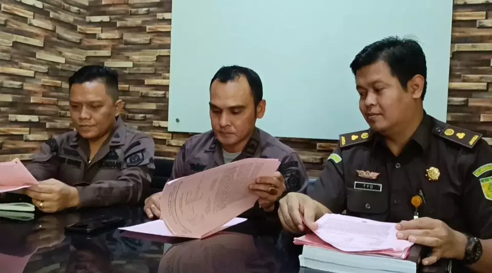 Jaksa dari Kejaksaan Negeri Tanjung Perak Surabaya memeriksa dokumen Susanto, dokter gadungan klinik PHC. 