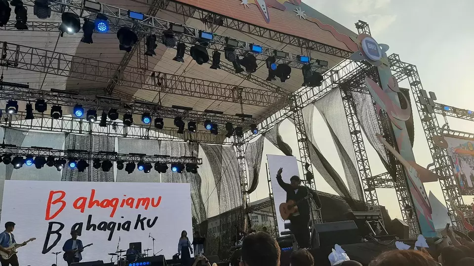 Penampilan Topik Sudirman membuka hari kedua Semesta Berpesta di alun-alun Keraton Kasunanan Surakarta Hadiningrat, Kota Solo, Minggu 17 September 2023. 