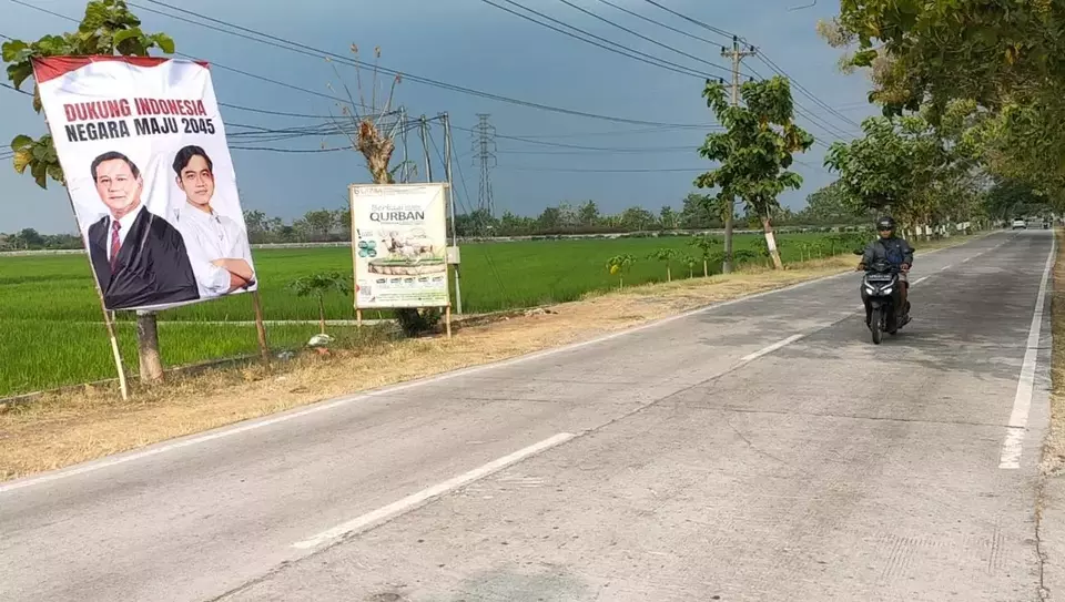 Baliho bergambar bacapres Prabowo Subianto bersama Wali Kota Solo, Gibran Rakabuming Raka terlihat di Kabupaten Sragen, tepatnya di Jalan Pungkruk-Gabugan, Desa/Kecamatan Sidoharjo, Senin 18 September 2023.