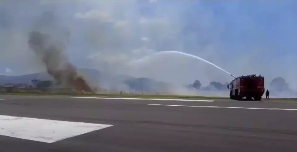 Kebakaran lahan terjadi di sekitar area runway Bandara Fans Seda Maumere, Kabupaten Sikka, NTT, Senin, 18 September 2023.