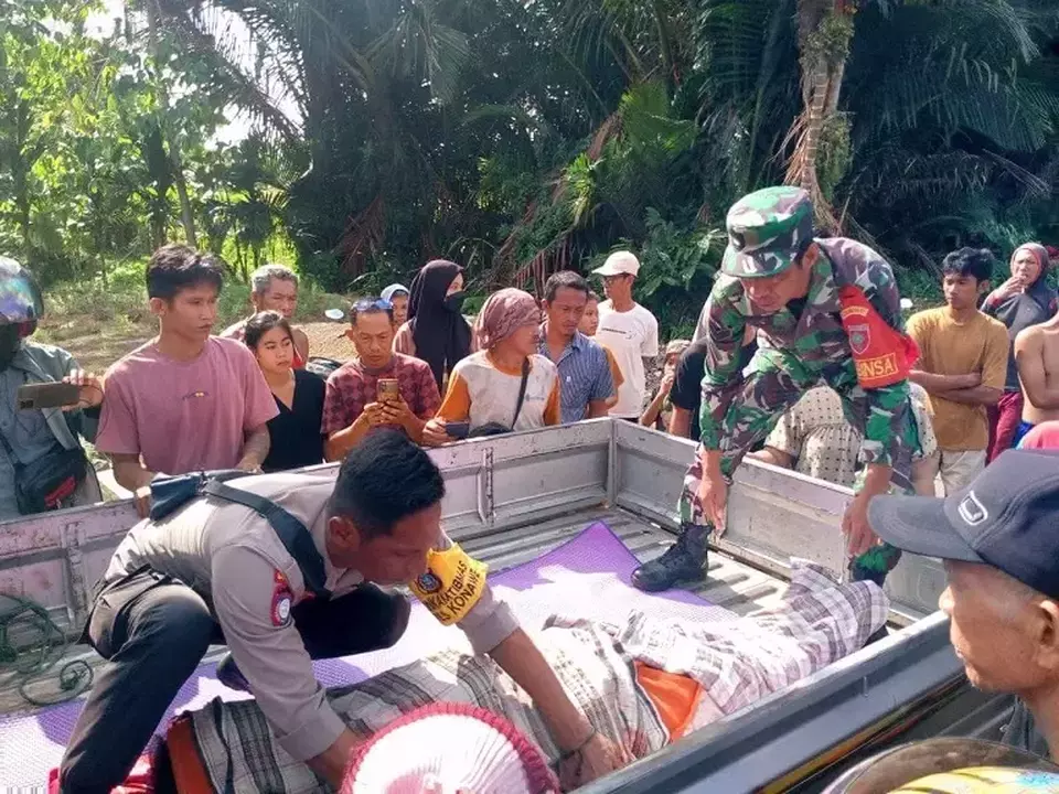 Petugas membawa jasad Lamadu yang tewas akibat bersengketa batas tanah dengan adiknya di Konawe, Sulawesi Tenggara.