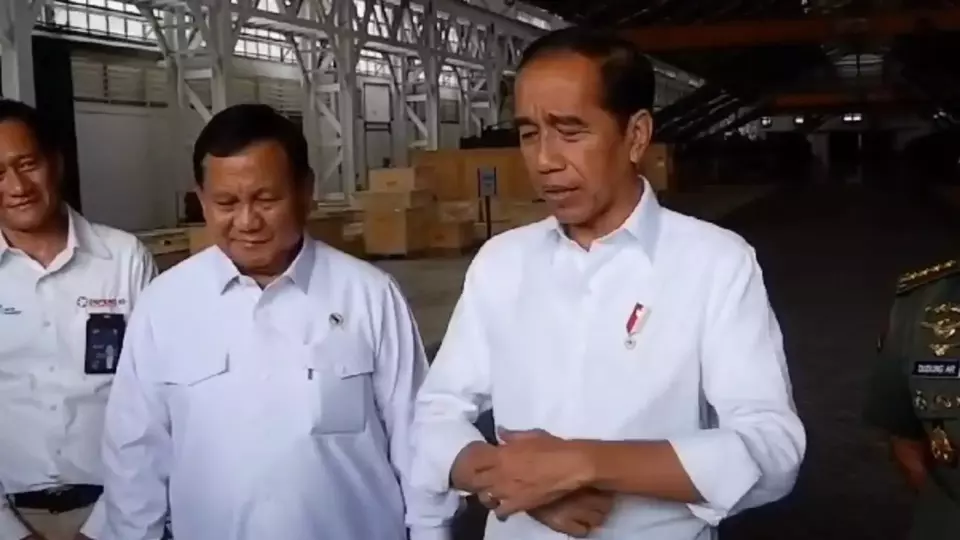 Presiden Joko Widodo (Jokowi) dan Menhan Prabowo Subianto saat kunjungan kerja ke PT Pindad, Bandung, Selasa, 19 September 2023. 