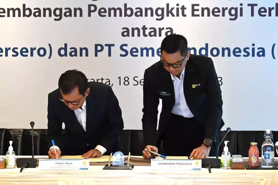 Direktur Utama PT Semen Indonesia Tbv atau SIG, Donny Arsal (kiri) bersama Direktur Utama PLN, Darmawan Prasodjo (kanan) saat Penandatanganan Nota Kesepahaman Pengembangan Pembangkit Energi Terbarukan antara SIG dan PLN di kantor pusat PLN, Jakarta, pada Senin 18 Septeber 2023.