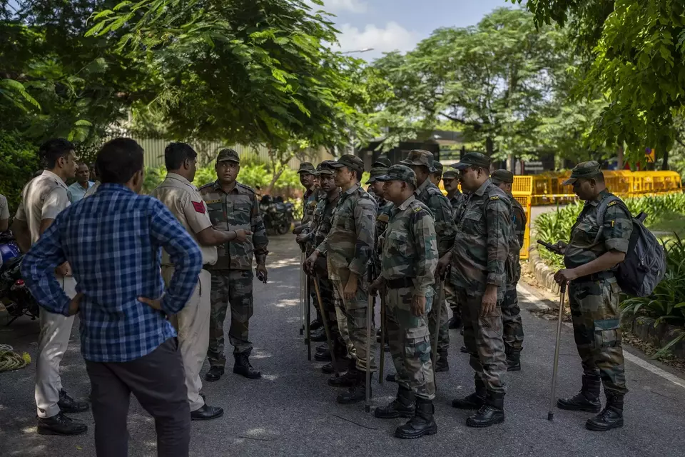 Seorang petugas polisi Delhi memberi pengarahan kepada sekelompok tentara paramiliter India di luar gedung Komisi Tinggi Kanada di New Delhi, India, Selasa, 19 September 2023.