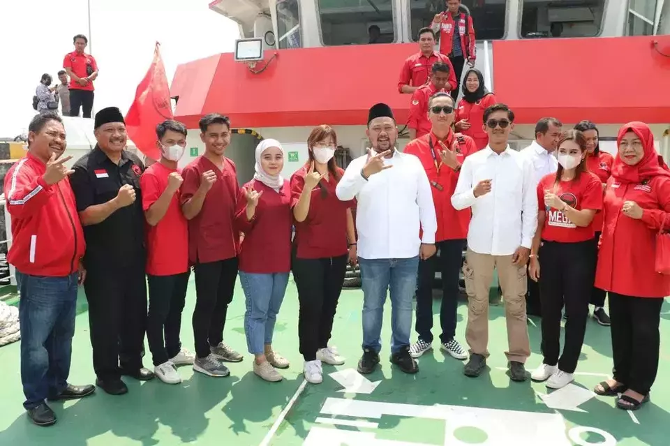 Bupati Gresik Fandi Akhmad Yani bersama Ketua DPC PDIP Gresik Mujib Riduan beserta jajaran saat menyapa ribuan warga yang berobat gratis di Rumah Sakit Apung Laksamana Malahayati di Pelabuhan Umum Gresik.