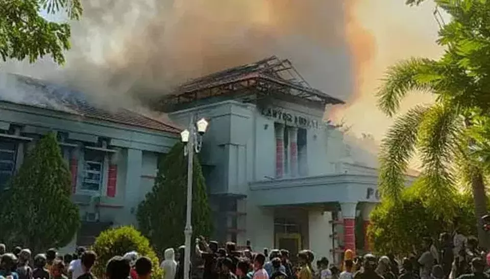 Ratusan warga memadati kantor bupati Pohuwato yang dibakar massa pengunjuk rasa, Kamis, 21 September 2023. 