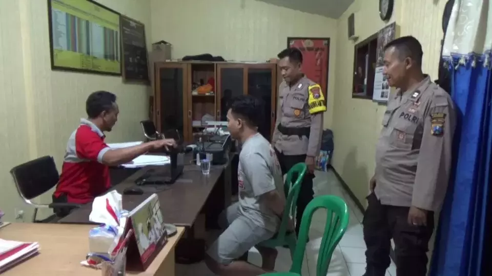 Seorang pria di Jember bernama Ivan Tri Pradana ditangkap karena menjual tanah orang tua dan menipu tetangganya sendiri demi modal judi online. 