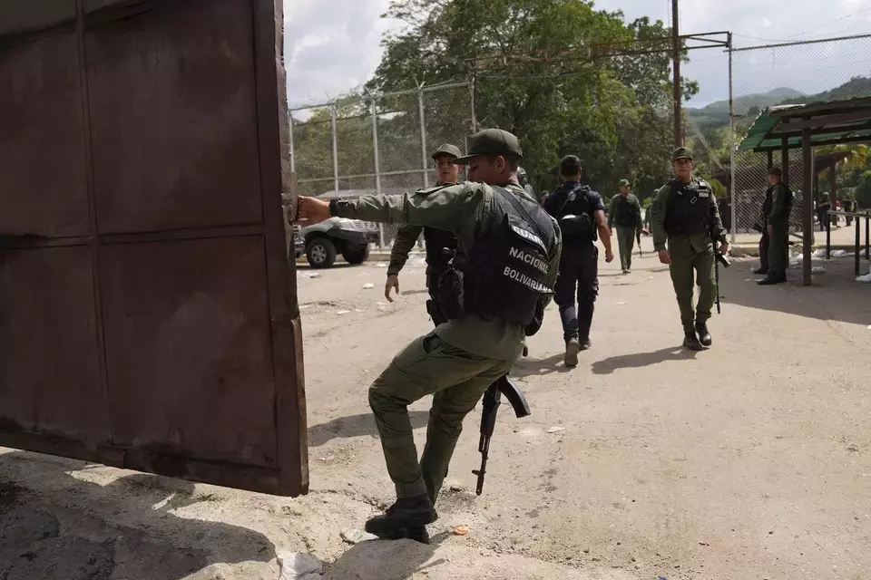 Seorang tentara menutup gerbang utama lembaga pemasyarakatan Tocorón saat penggerebekan penjara, di Tocorón, Venezuela, Rabu, 20 September 2023.