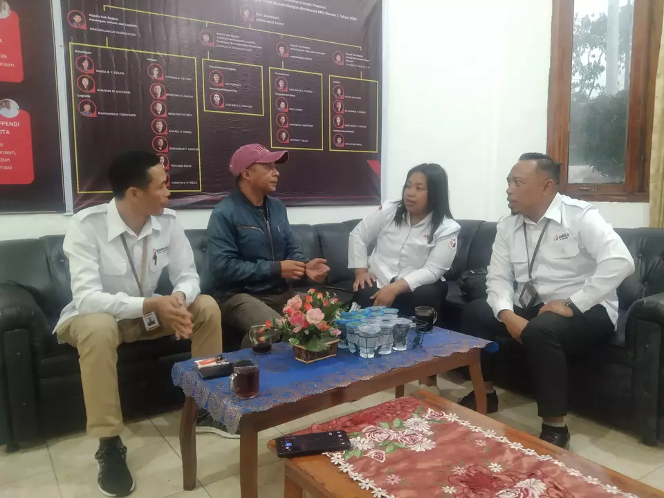 Ketua Bawaslu Manggarai Fortunatus H Manah didampingi anggota Bawaslu Manggarai, Marselina Lorensia dan Yohanes Manasye saat melakukan pengawasan di Kantor KPU Kabupaten Manggarai bersama Ketua KPU Manggarai, Thomas Aquino Hartono, Jumat (22/9/2023)