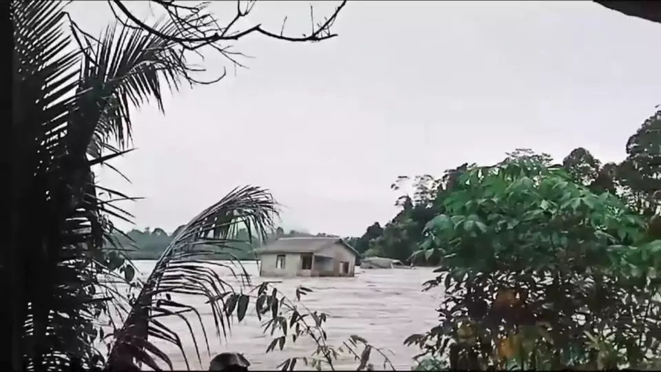 Diduga akibat kiriman dari Malaysia, banjir besar menerjang sejumlah desa di Kecamatan Mentarang, Kabupaten Malinau, Kalimantan Utara, Jumat, 22 September 2023.