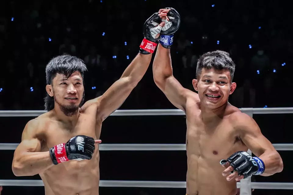 Bintang MMA divisi One Strawweight Indonesia, Adrian Mattheis (kanan), harus mengakui kehebatan Lito Adiwang di Lumpinee Boxing Stadium Bangkok, Jumat, 22 September 2023.