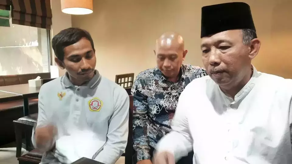 Ayah siswi SD korban colok mata, Samsul Arif saat menemui kuasa hukumnya Abdul Malik di Surabaya, Jumat, 22 September 2023.