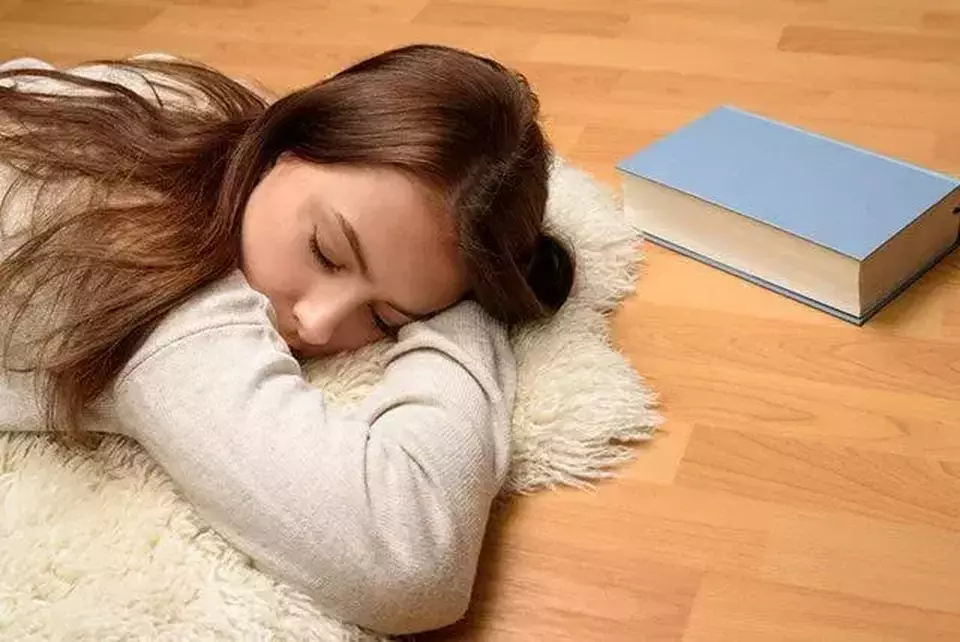 Tidur di lantai.
