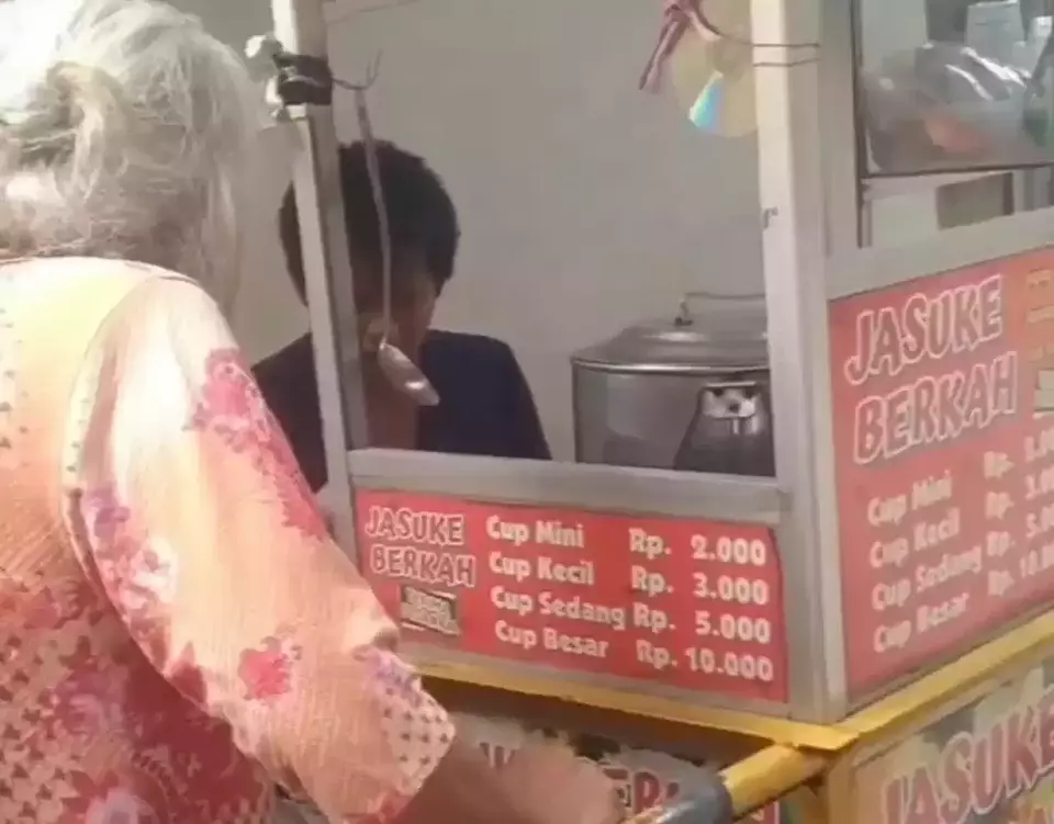 Di media sosial sedang viral video yang memperlihatkan seorang pedagang jasuke yang diberi makan oleh warga setelah pingsan karena dua hari tidak makan. 