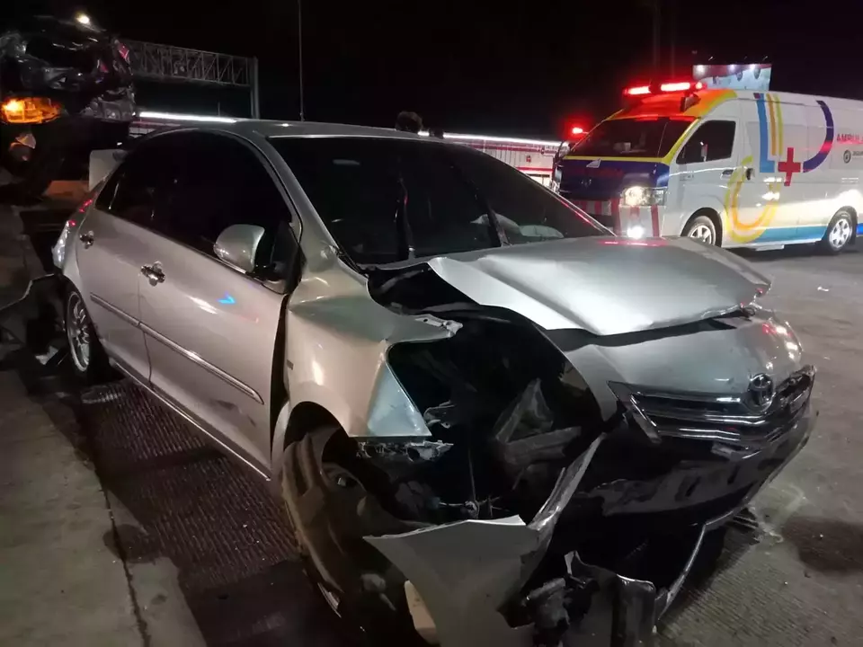 Kondisi mobil yang tertabrak dalam insiden kecelakaan maut akibat truk blong di simpang Bawen, Kabupaten Semarang, Sabtu 23 September 2023.