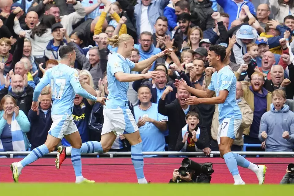 Striker Manchester City, Erling Haaland (tengah), merayakan gol bersama Matheus Nunes (kanan), dan Phil Foden setelah menjebol gawang Nottingham Forest.