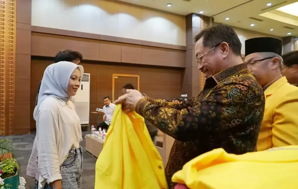 Pemerintah Provinsi Bengkulu memberikan beasiswa kuliah kepada 100 kepala desa, perangkat desa dan Badan Permusyawaratan Desa (BPD) se-Provinsi Bengkulu.