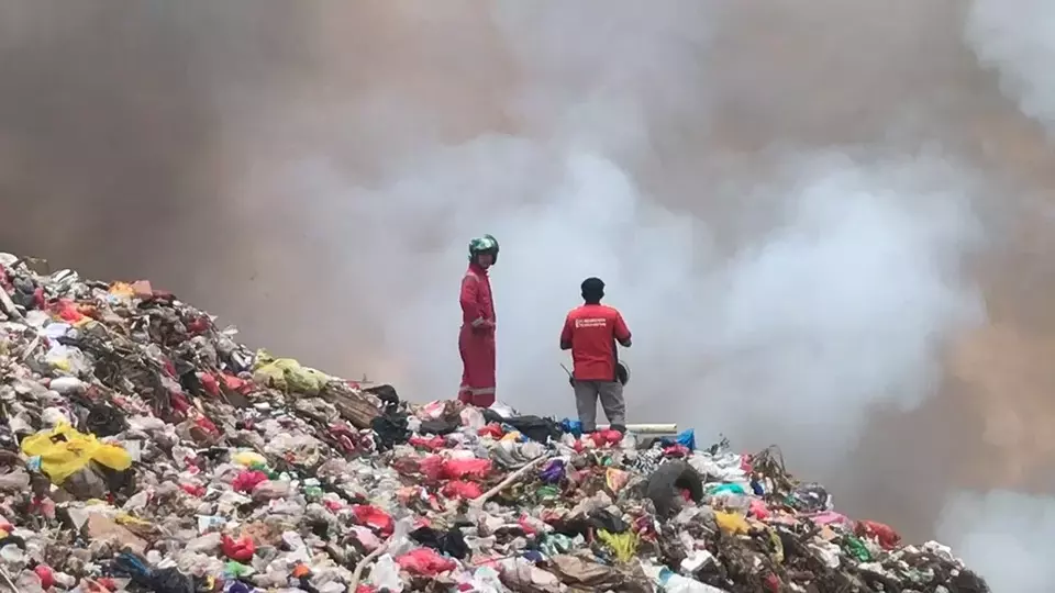 Kebakaran tumpukan sampah di TPA Bukit Pinang, Kota Samarinda, Kalimantan Timur, Minggu, 24 September 2023.