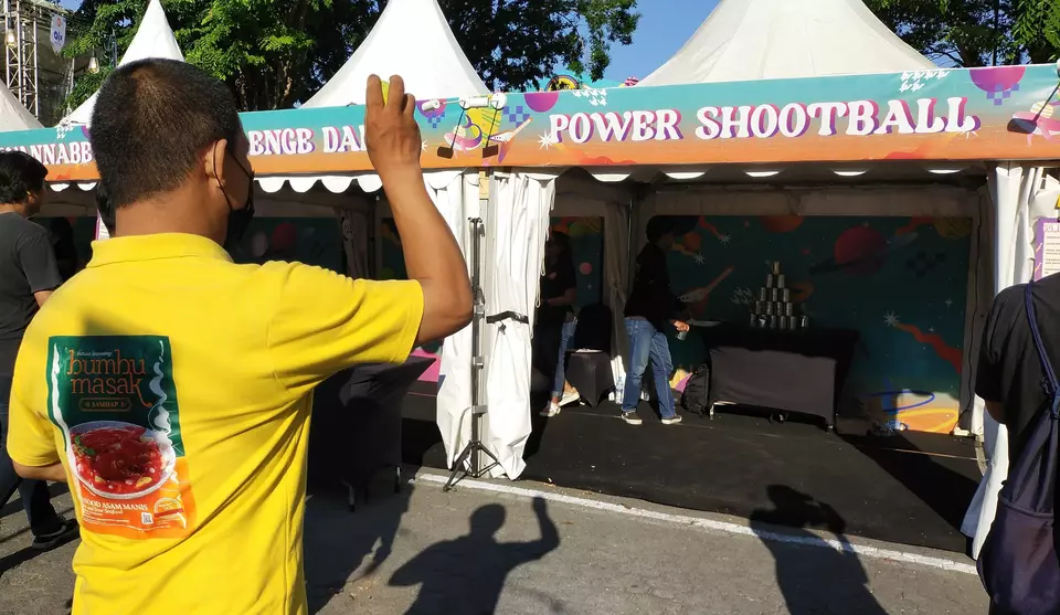 Warga mencoba permainan di booth game Semesta Berpesta di Lapangan Parkir Timur Plaza Surabaya, Jawa Timur, Minggu 24 September 2023.