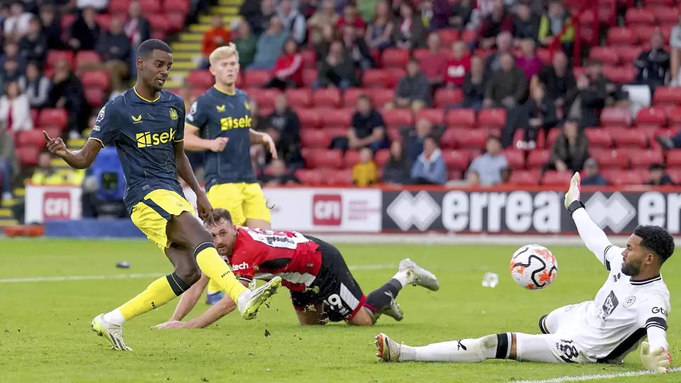 Pemain Newcastle United Alexander Isak  mencetak gol kedelapan timnya dalam laga di Liga Inggris antara Sheffield United dan Newcastle United, di Bramall Lane, Sheffield, Inggris, Minggu, 24 September 2023.