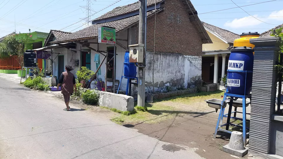 Suasana pencemaran air sumur bercampur minyak di RT 05, RW 02, Kelurahan Tempurejo, Kecamatan Pesantren, Kota Kediri, Jawa Timur.