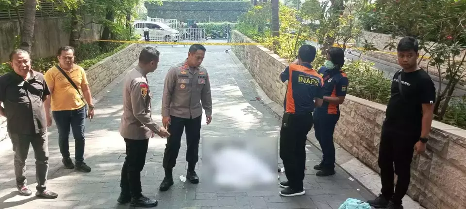 Anggota kepolisian dan tim Inafis di lokasi pembunuhan seorang wanita di kawasan Central Park Mall, Tanjung Duren, Jakarta Barat (Jakbar). 