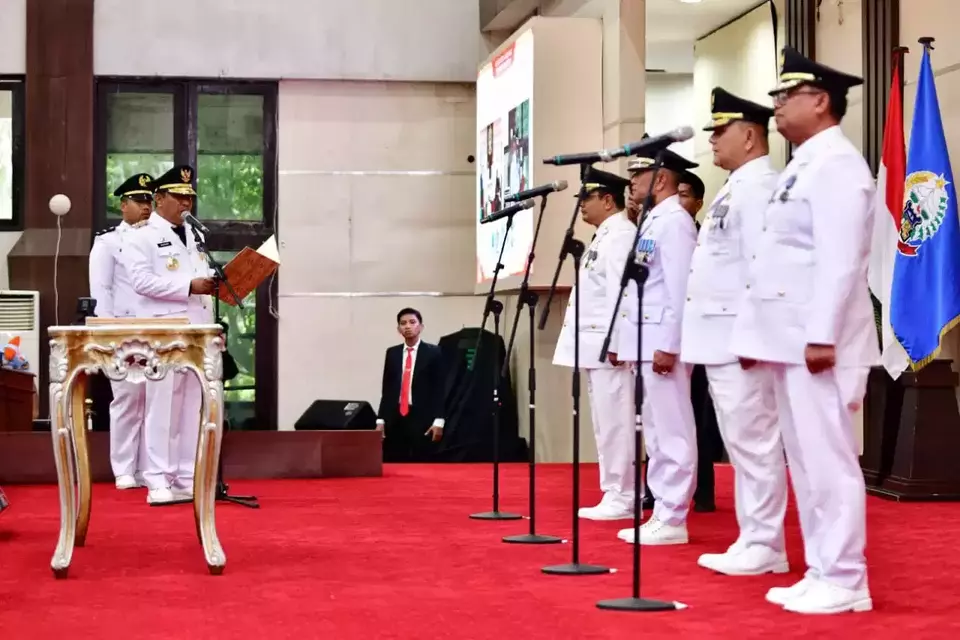 Penjabat (Pj) Gubernur Sulsel Bahtiar Baharuddian memperingatkan para pj bupati dan wali kota harus bersikap netral dan benar-benar bekerja melayani masyarakat, Selasa, 26 September 2023.