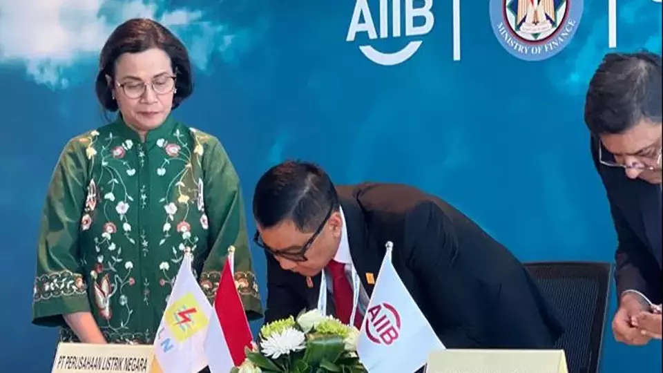 Penandatanganan LoI PT PLN dan PT SMI dengan Asian Infrastructure Investment Bank (AIIB) terkait pencapaian transisi energi di Indonesia. Proses penandatangan LoI disaksikan langsung oleh Menteri Keuangan Sri Mulyani Indrawati.