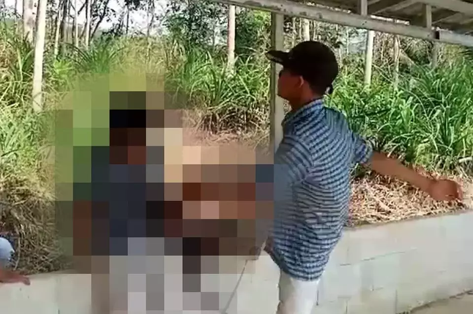 Seorang siswa memukul rekannya yang diduga terjadi di sebuah SMP di Cilacap, Jawa Tengah. Kejadian ini viral di media sosial, Rabu 29 September 2023.
