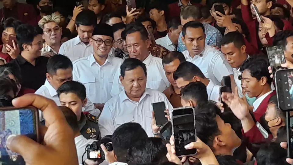 Menteri Pertahanan (Menhan) Prabowo Subianto dikerubuti mahasiswa setelah memberikan kuliah umum di Universitas Muhammadiyah Malang (UMM), Rabu, 27 September 2023.