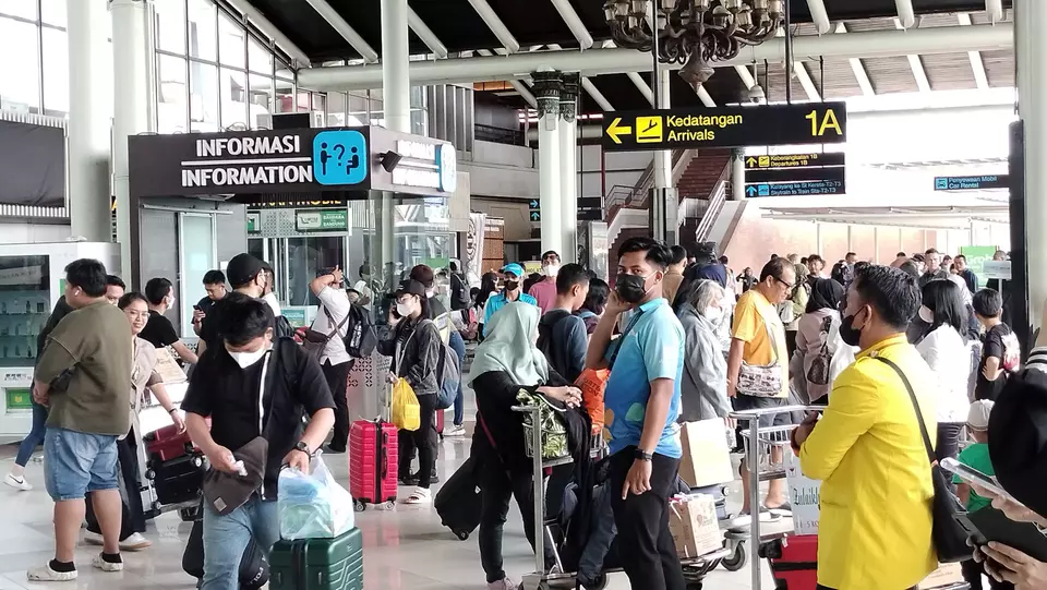 Aktivitas pergerakan penumpang pesawat di Bandara Soekarno-Hatta, Tangerang, Banten.