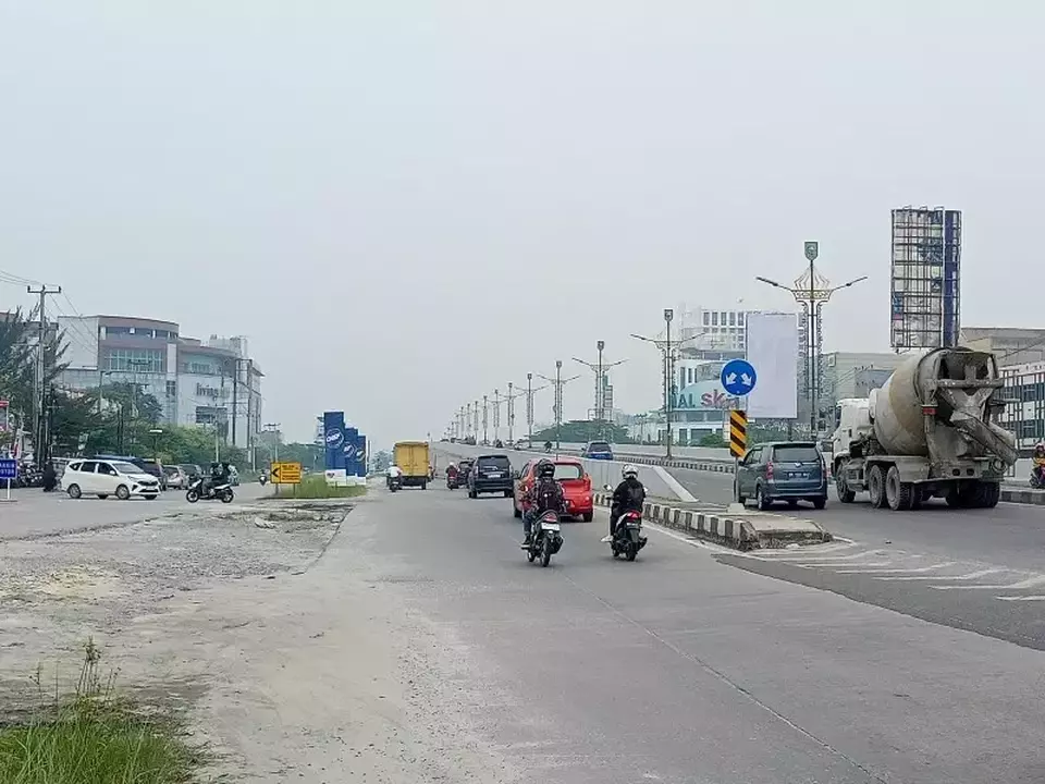 Suasana Jalan Soekarno Hatta Kota Pekanbaru, Riau terlihat berkabut dengan jarak pandang 500 meter pada Minggu 1 Oktober 2023