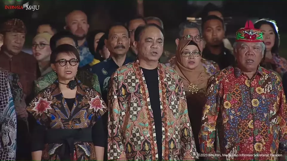 Sejumlah menteri Kabinet Indonesia Maju turut memeriahkan panggung peragaan busana batik dalam acara Istana Berbatik, Minggu, 1 Oktober 2023.