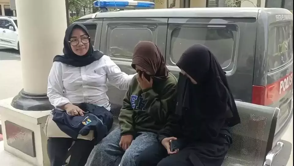 Dua siswi madrasah tsanawiyah di Kabupaten Bekasi yang menjadi korban perundungan pelajar pria.
