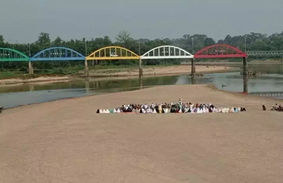 Ratusan warga Kabupaten Muratara, Sumatera Selatan melaksanakan salat Istisqa untuk memohon turunnya hujan di tengah Sungai Rawas yang kering, Selasa, 3 Oktober 2023.