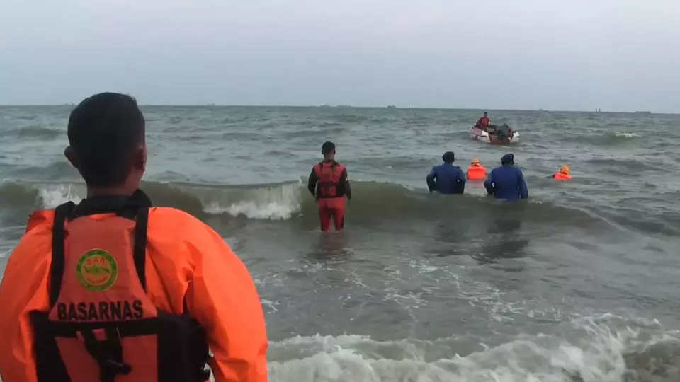 Proses evakuasi jenazah pria yang terapung-apung di perairan Pantai Seraya, Kecamatan Balikpapan Selatan, Kota Balikpapan, Kalimantan Timur, Selasa 3 Oktober 2023