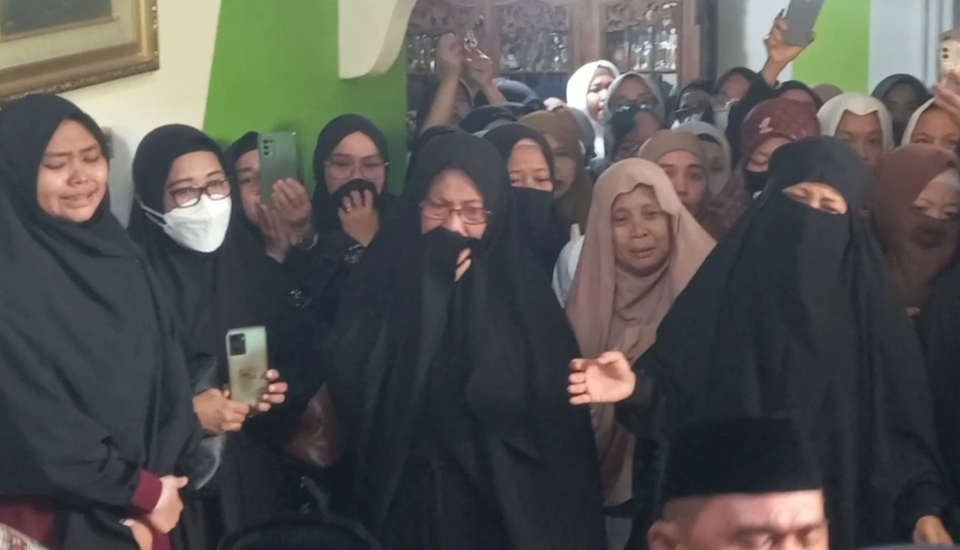 Isak tangis kerabat dan keluarga menyambut kedatangan jenazah SM (18 tahun), mahasiswi Universitas Muhammadiyah Yogyakarta (UMY) asal Bandar Lampung, Lampung yang tewas setelah diduga bunuh diri, Selasa, 3 Oktober 2023.