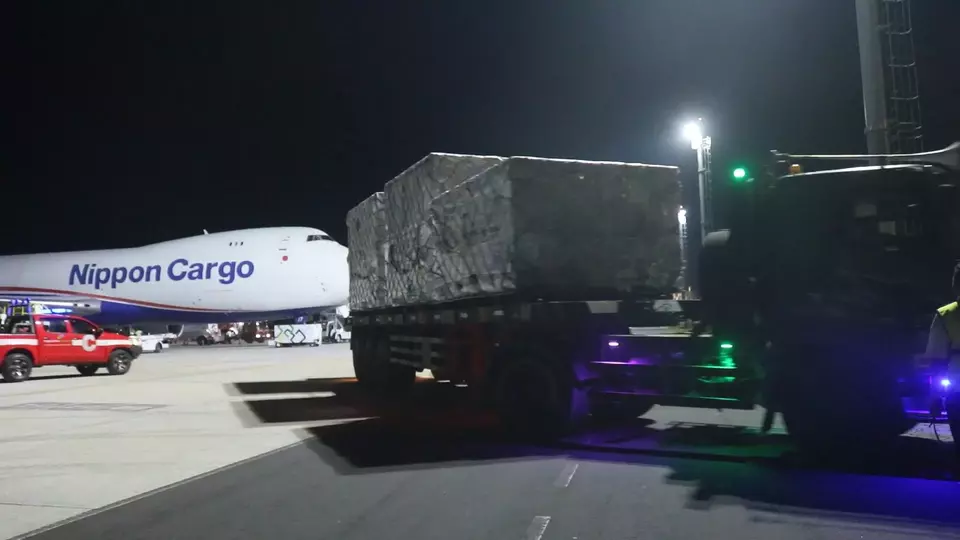 Pesawat perdana yang mengangkut logistik ajang balap MotoGP 2023, sebanyak 111 ton kargo logistik telah tiba di Bandara Lombok, Selasa, 3 Oktober 2023 pukul 18.15 Wita.
